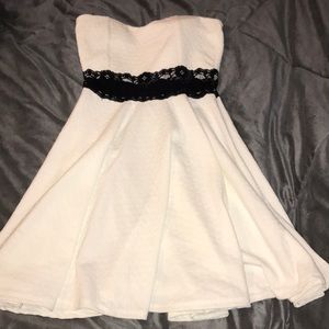 Women’s wavy white dress.